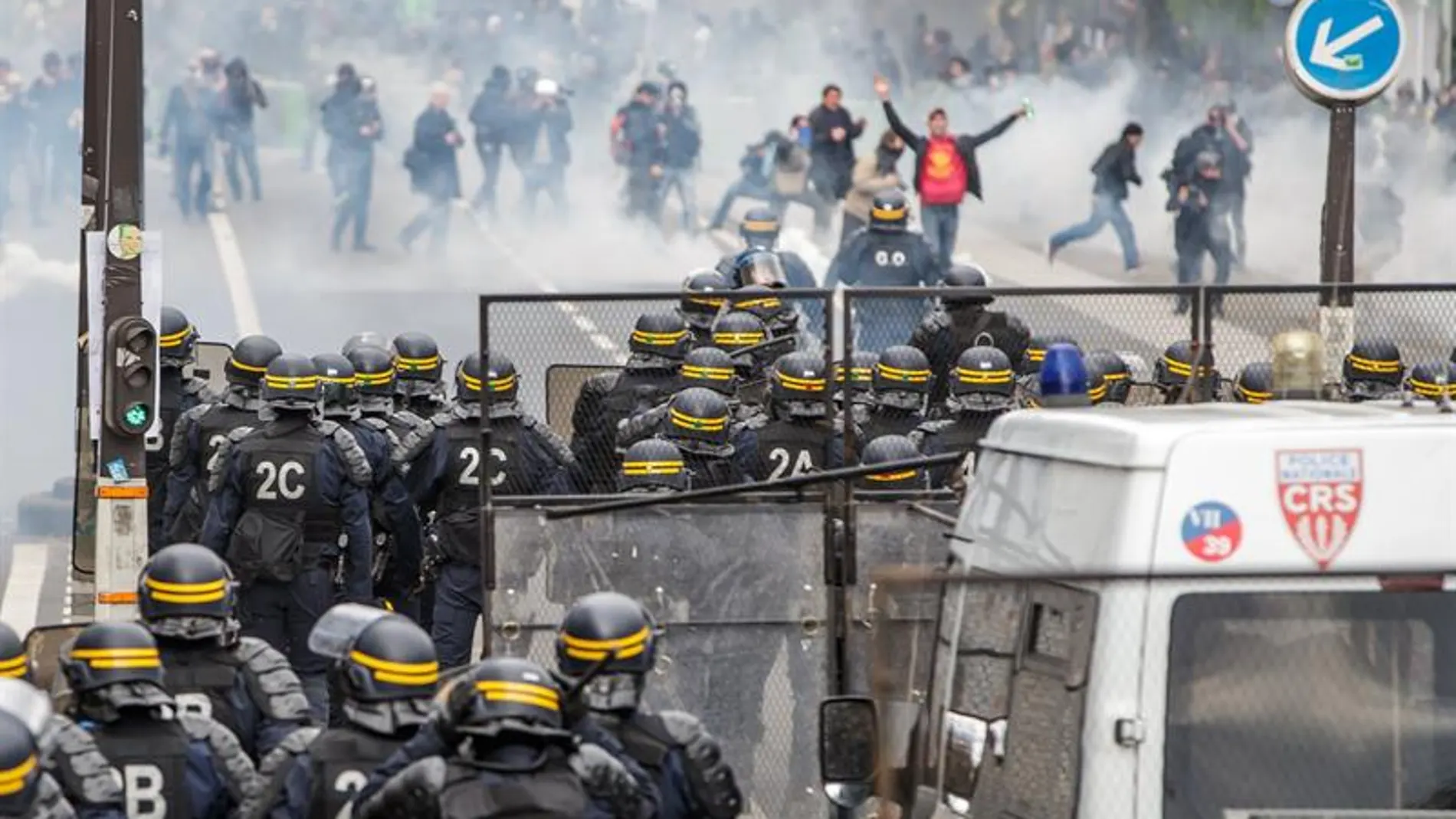Manifestantes se enfrentan a la policía en el 1 de Mayo en París