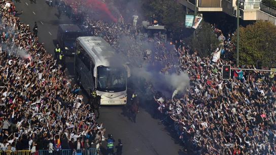 El autobús del Real Madrid, llegando al Santiago Bernabéu El autobús del Real Madrid, llegando al Santiago Bernabéu