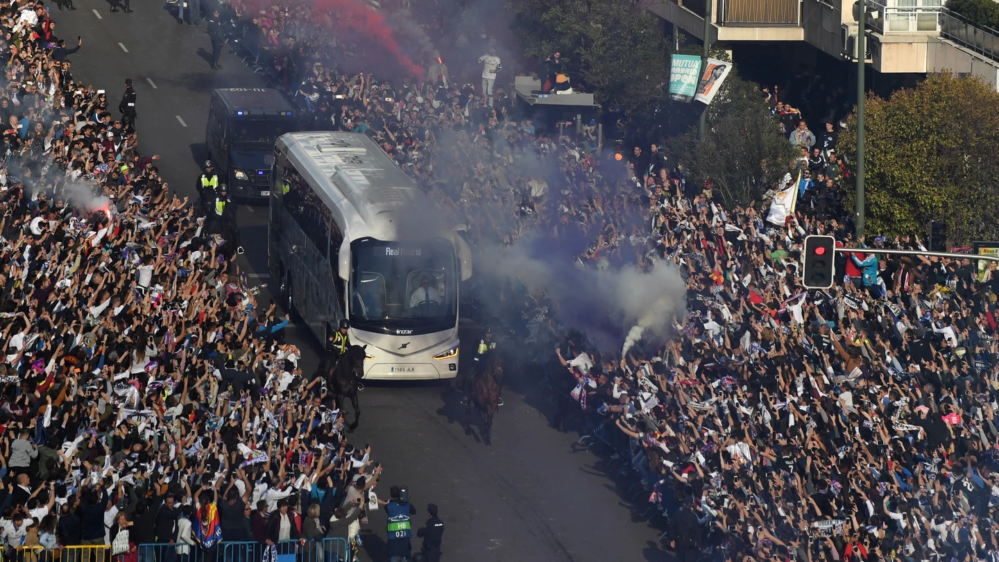 El autobús del Real Madrid, llegando al Santiago Bernabéu El autobús del Real Madrid, llegando al Santiago Bernabéu