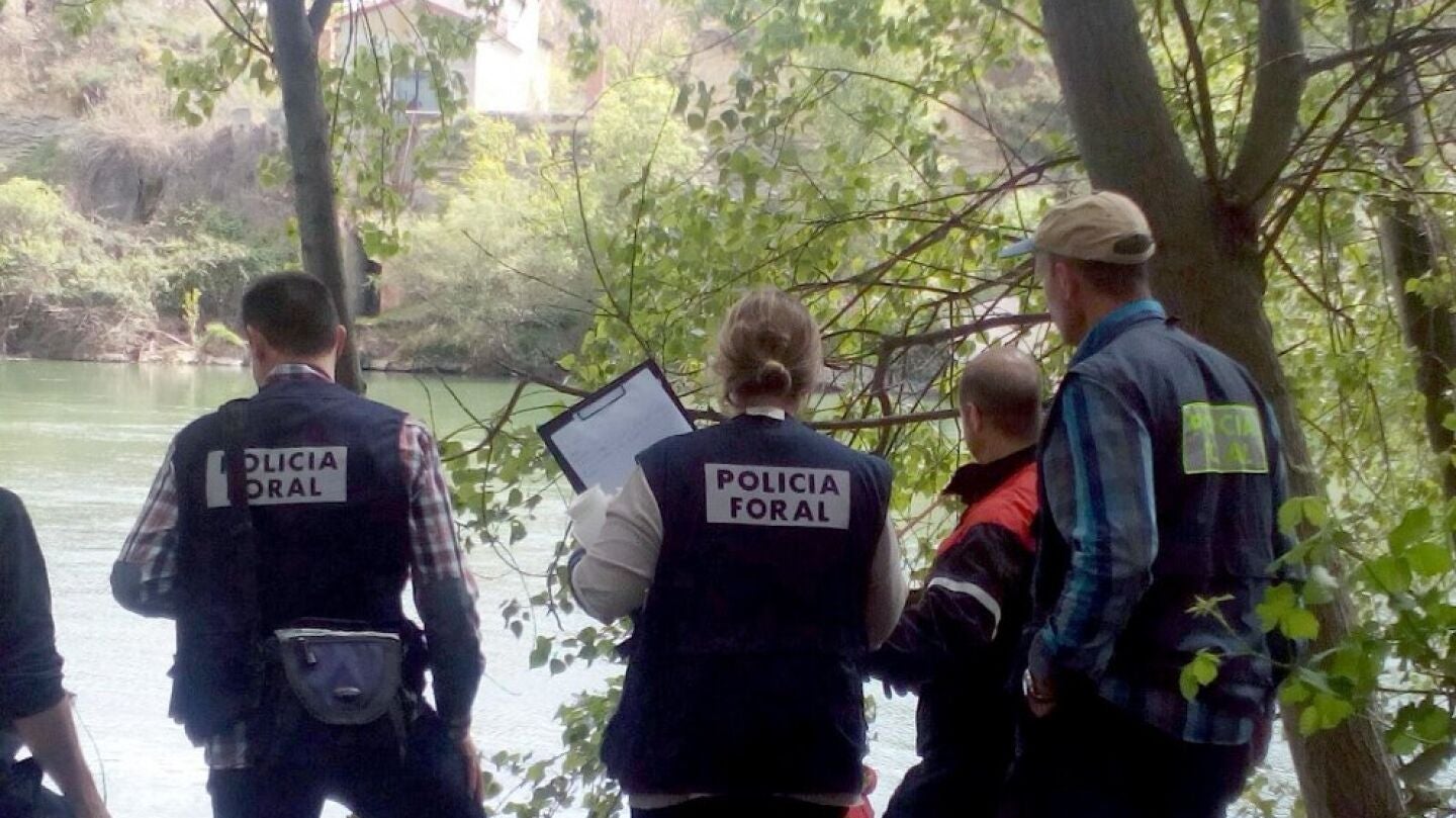 Fotograf&iacute;a facilitada por la Polic&iacute;a Foral de los agentes y miembros del cuerpo de bomberos durante las labores de rescate del cad&aacute;ver 