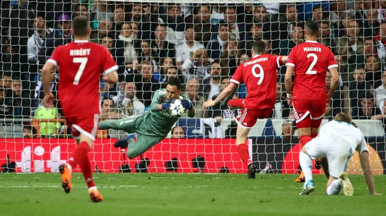 Keylor Navas bloca un balón contra el Bayern