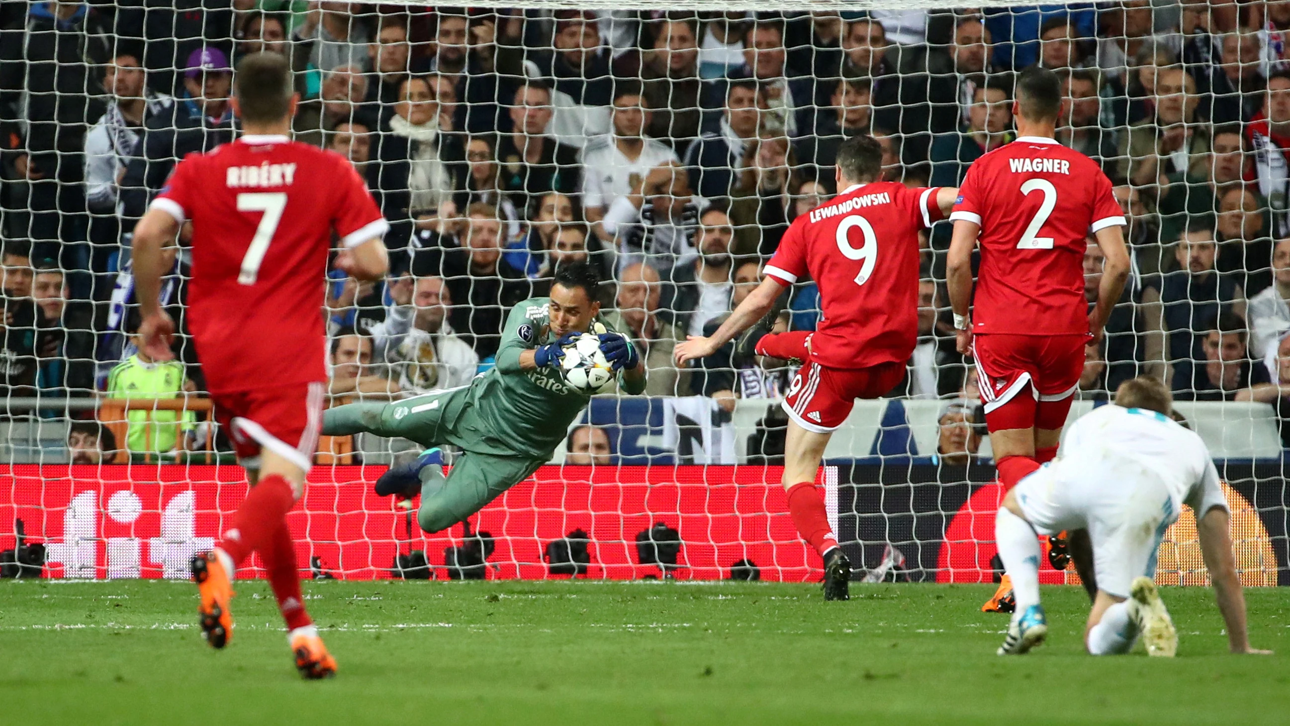 Keylor Navas bloca un balón contra el Bayern