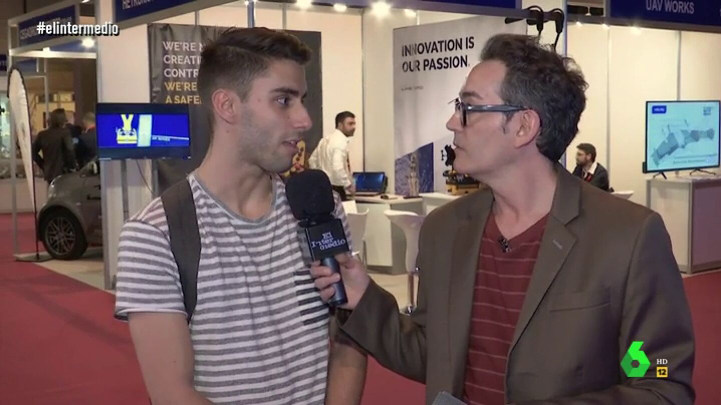 Santi Villas con un chico en la feria de la rob&oacute;tica