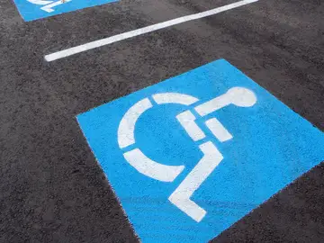 Aparcar en plazas de minusválidos sin serlo podría acarrear pérdida de puntos Aparcar en plazas de minusválidos sin serlo podría acarrear pérdida de puntos