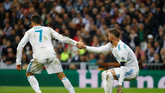 Cristiano Ronaldo ayuda a Sergio Ramos a levantarse Cristiano Ronaldo ayuda a Sergio Ramos a levantarse