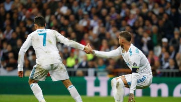 Cristiano Ronaldo ayuda a Sergio Ramos a levantarse