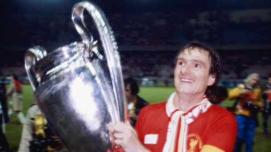 Phil Thompson, con la Champions de 1981 Phil Thompson, con la Champions de 1981