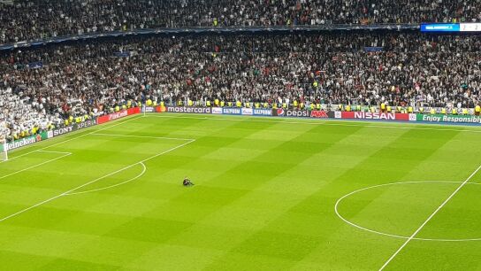 Ulreich, hundido sobre el c&eacute;sped del Bernab&eacute;u