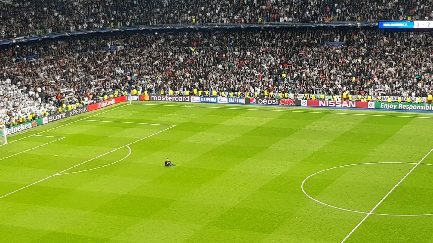 Ulreich, hundido sobre el c&eacute;sped del Bernab&eacute;u
