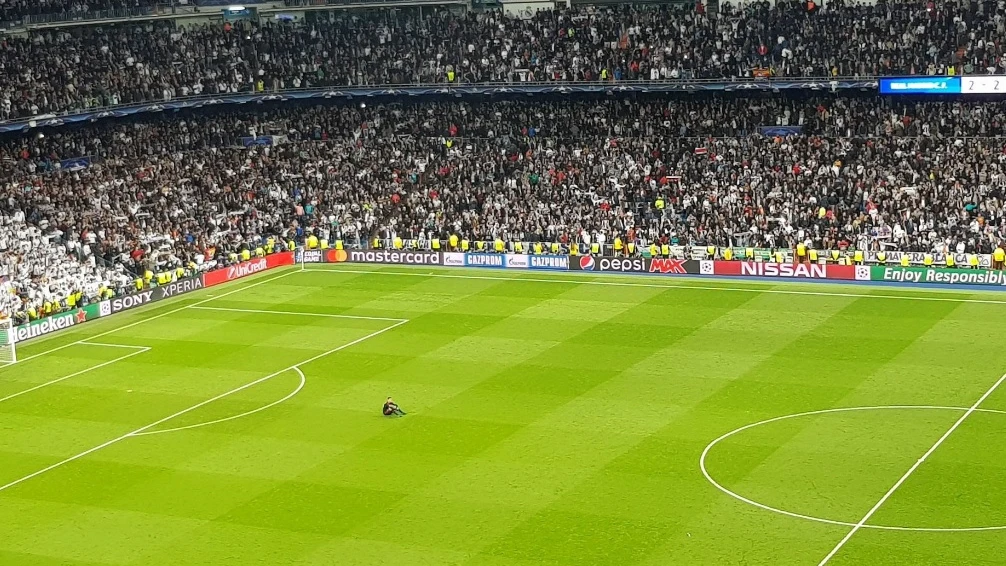 Ulreich, hundido sobre el césped del Bernabéu