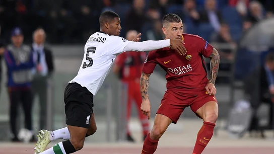 Kolarov conduce el balón ante la presión de Wijnaldum Kolarov conduce el balón ante la presión de Wijnaldum