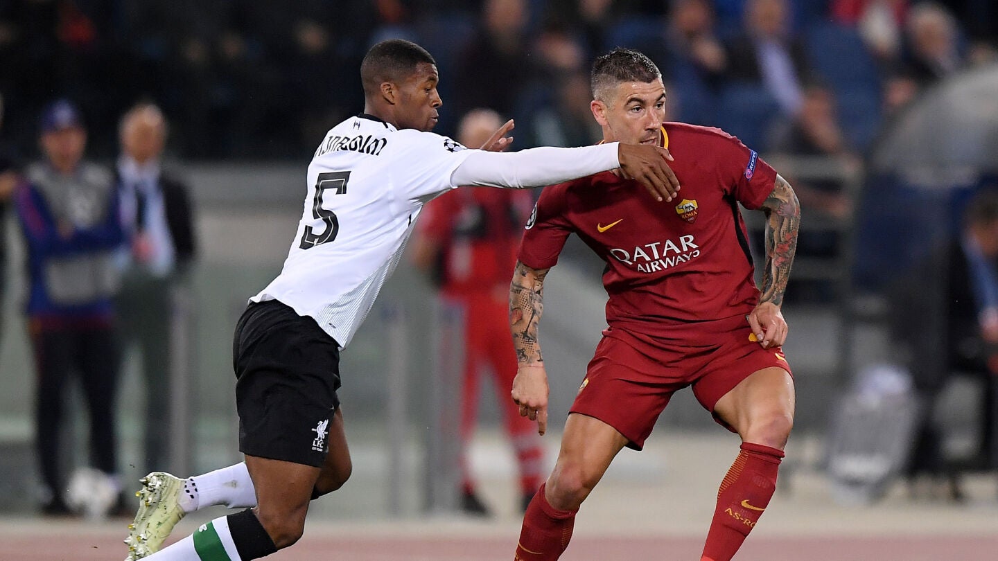 Kolarov conduce el bal&oacute;n ante la presi&oacute;n de Wijnaldum