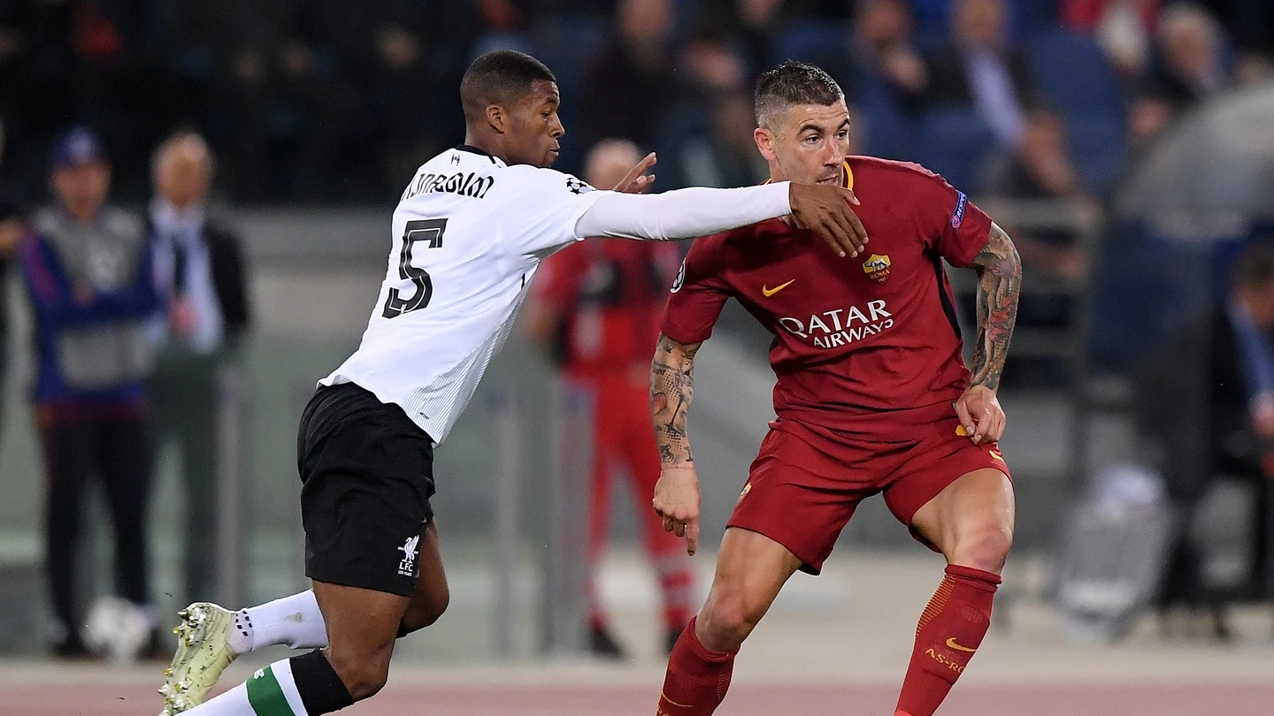 Kolarov conduce el balón ante la presión de Wijnaldum Kolarov conduce el balón ante la presión de Wijnaldum