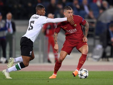Kolarov conduce el balón ante la presión de Wijnaldum Kolarov conduce el balón ante la presión de Wijnaldum