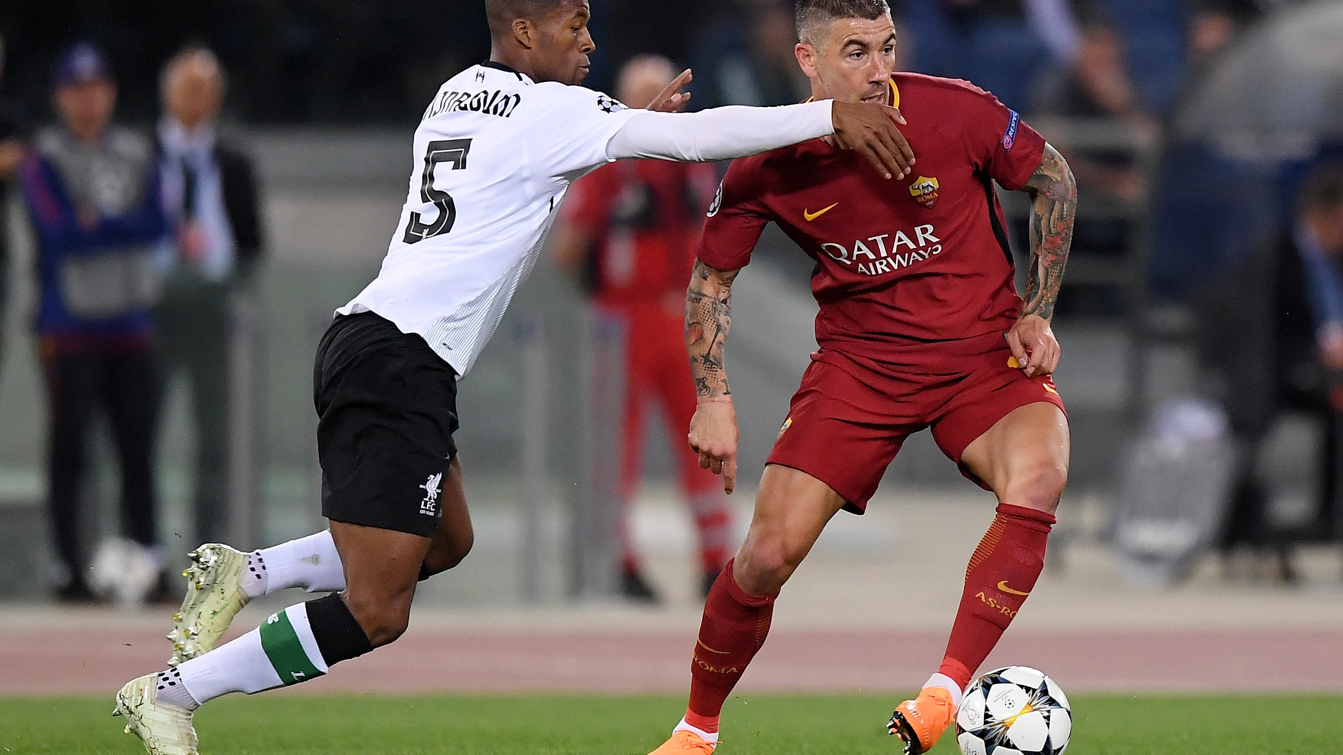 Kolarov conduce el balón ante la presión de Wijnaldum