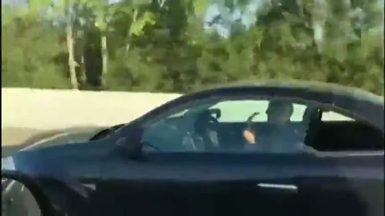 Graban a un conductor tocando la guitarra y sin agarrar el volante en plena autopista en Mallorca Graban a un conductor tocando la guitarra y sin agarrar el volante en plena autopista en Mallorca