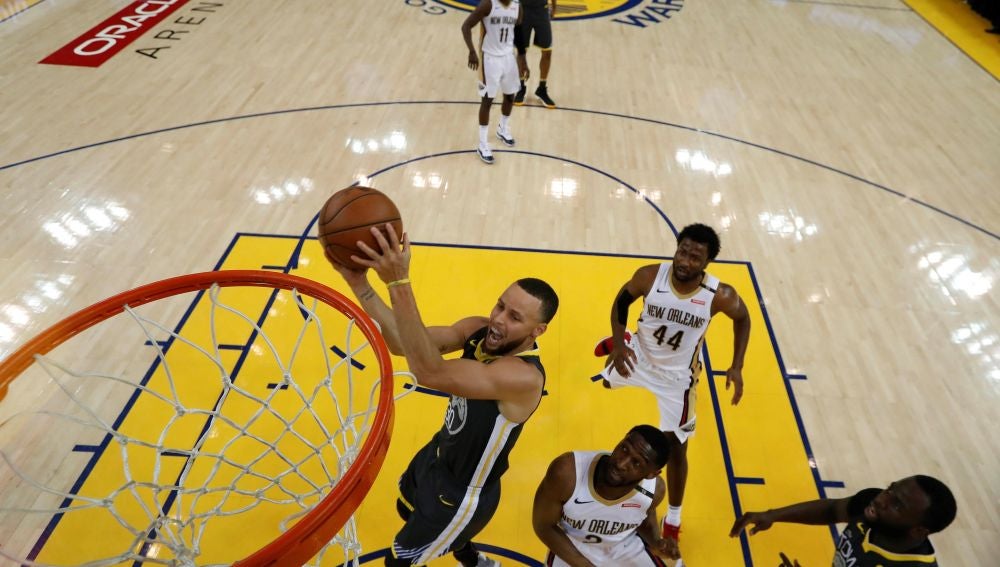 Stephen Curry, en acción ante los Pelicans