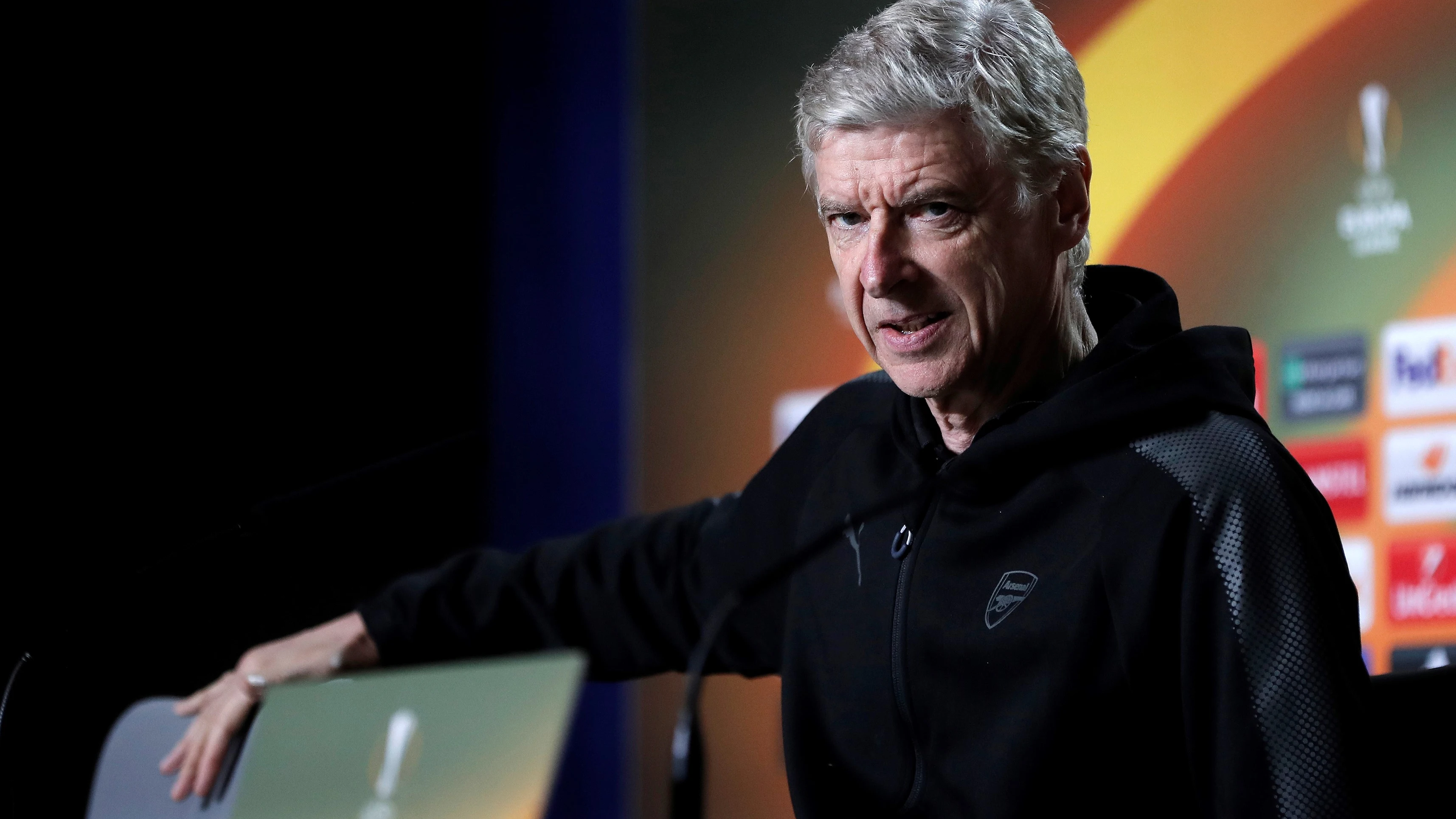 Wenger, hablando con los medios