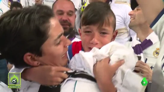 El emotivo regalo de Sergio Ramos a un niño tras pasar a la final de Kiev El emotivo regalo de Sergio Ramos a un niño tras pasar a la final de Kiev