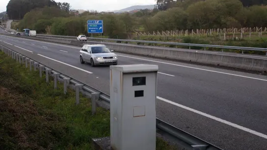 Imagen de una carretera con radar Imagen de una carretera con radar