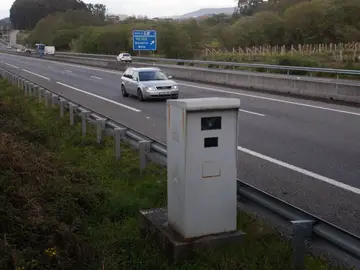 Imagen de una carretera con radar Imagen de una carretera con radar