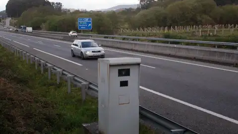 Imagen de una carretera con radar Imagen de una carretera con radar