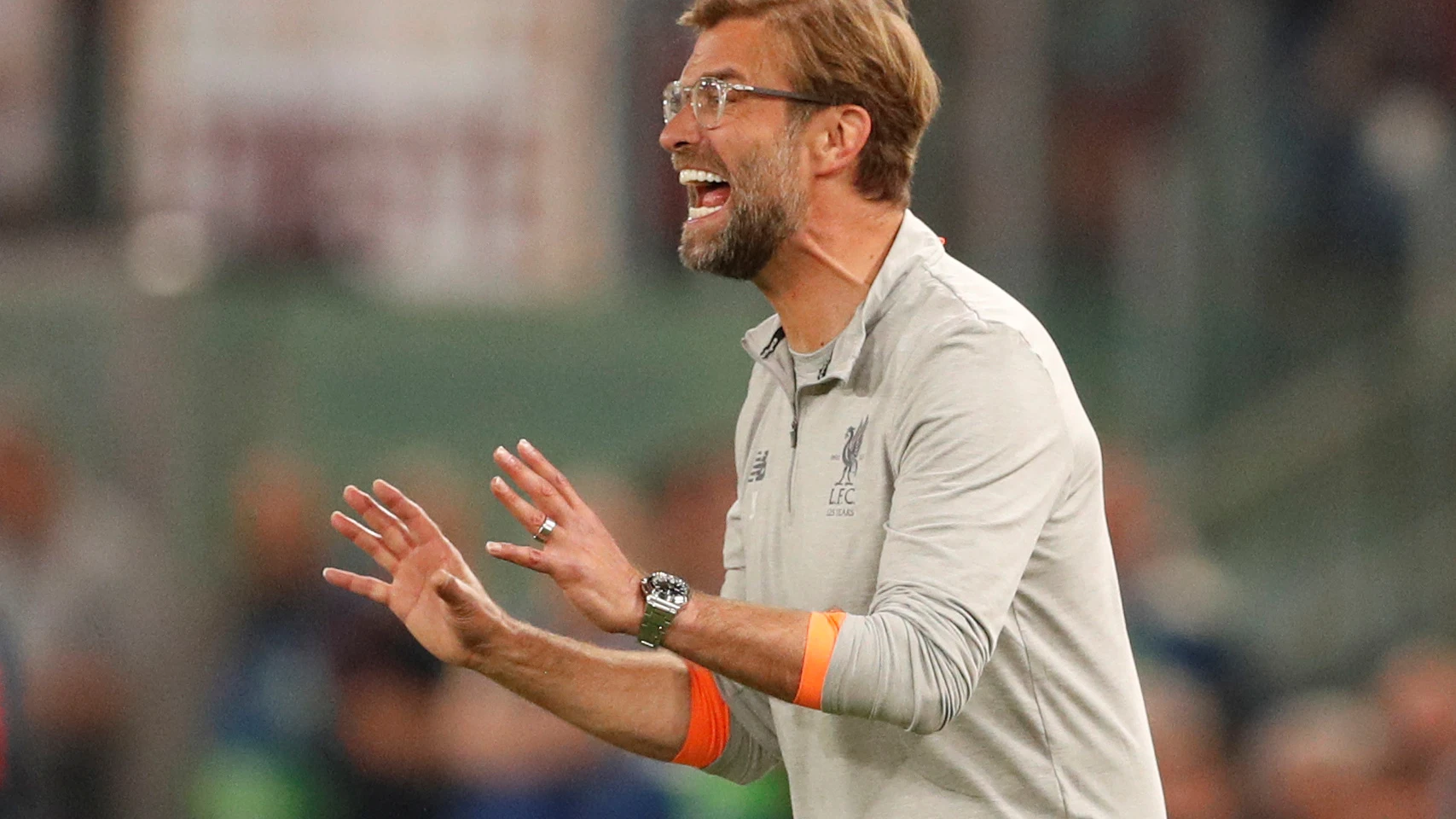 Klopp da indicaciones en el partido contra la Roma