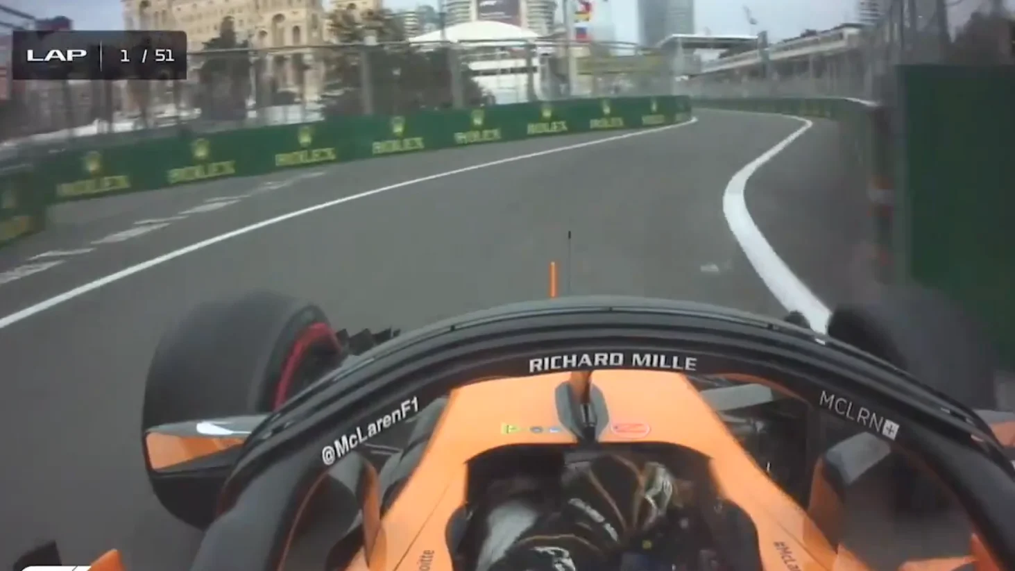 Fernando Alonso, entrando en el pit lane