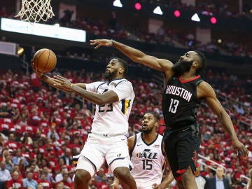 Royce O'Neale trata de encestar ante James Harden Royce O'Neale trata de encestar ante James Harden