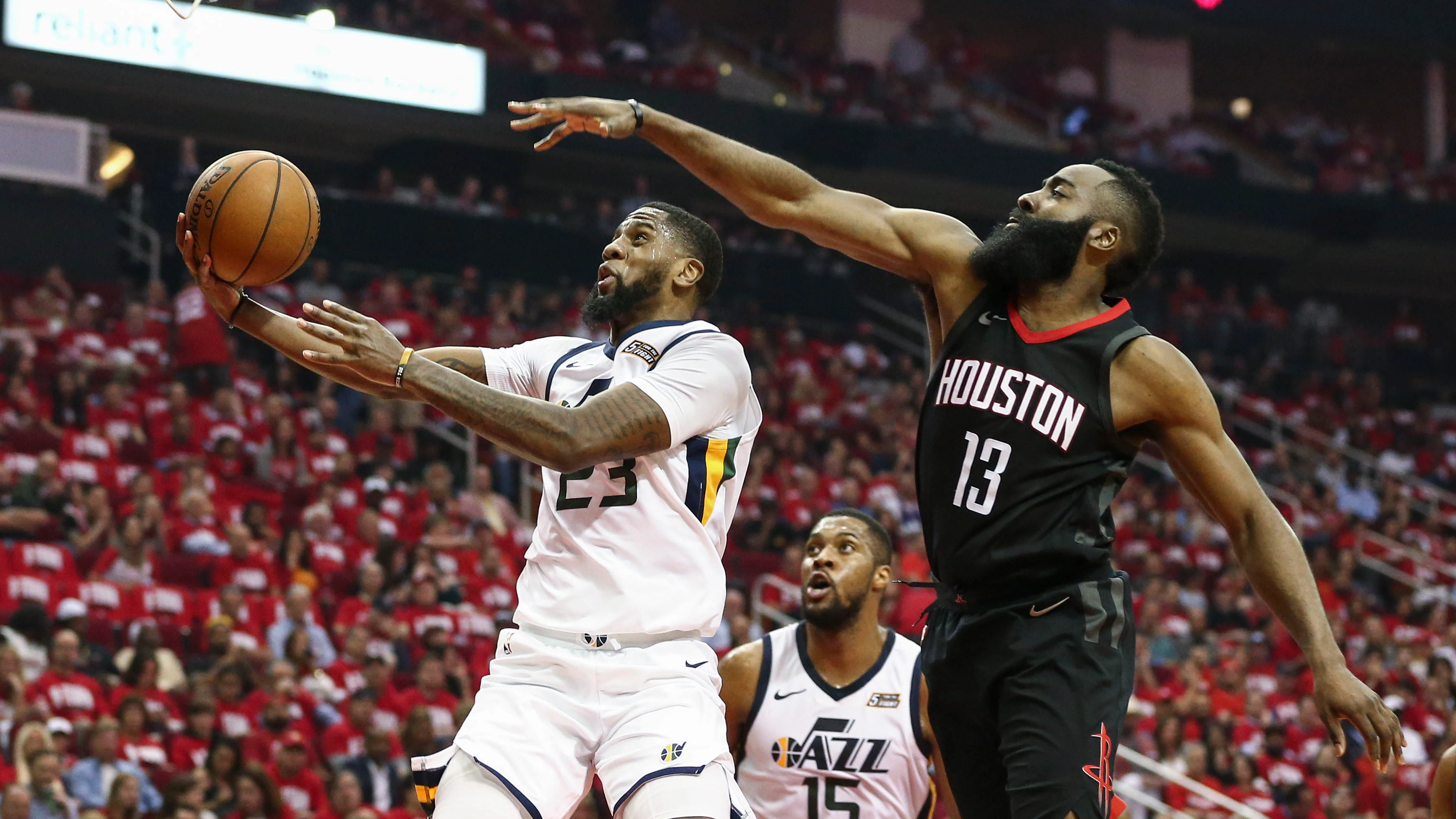 Royce O'Neale trata de encestar ante James Harden