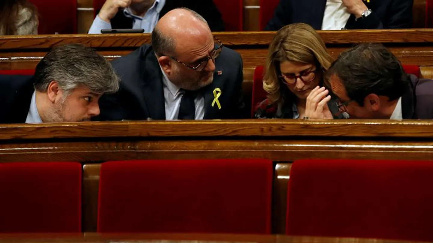 Los diputados de JxCat, Albert Batet (i), Eduard Pujol (2i), Elsa Artadi (2d) y Josep Rull (d) Los diputados de JxCat, Albert Batet (i), Eduard Pujol (2i), Elsa Artadi (2d) y Josep Rull