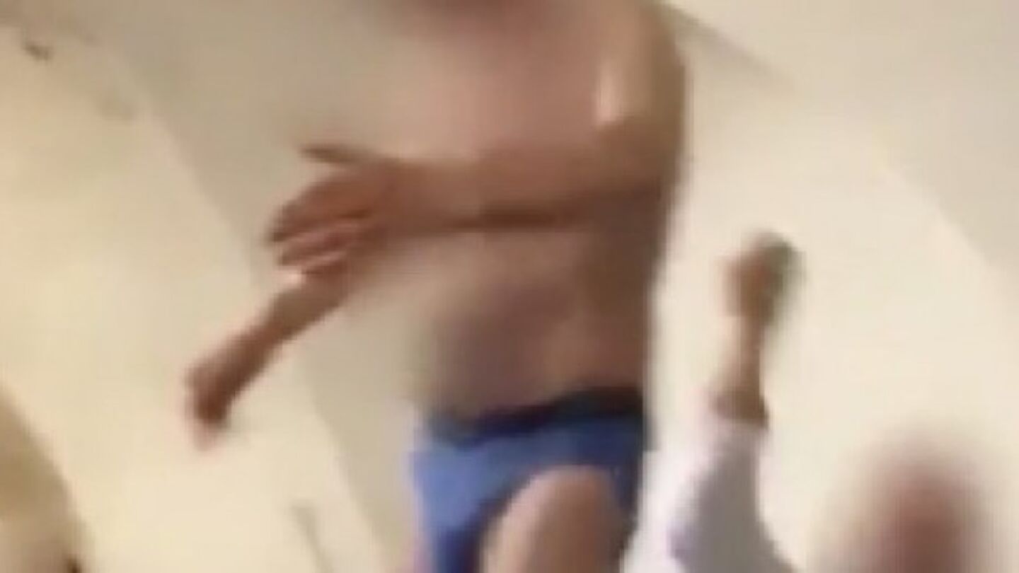 Captura del v&iacute;deo de la fiesta con estriptis de una hermandad