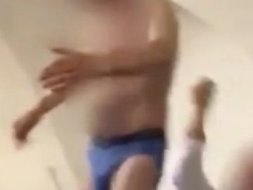Captura del vídeo de la fiesta con estriptis de una hermandad Captura del vídeo de la fiesta con estriptis de una hermandad