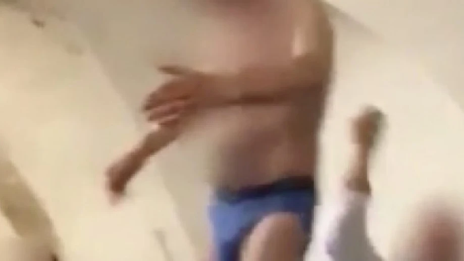 Captura del vídeo de la fiesta con estriptis de una hermandad