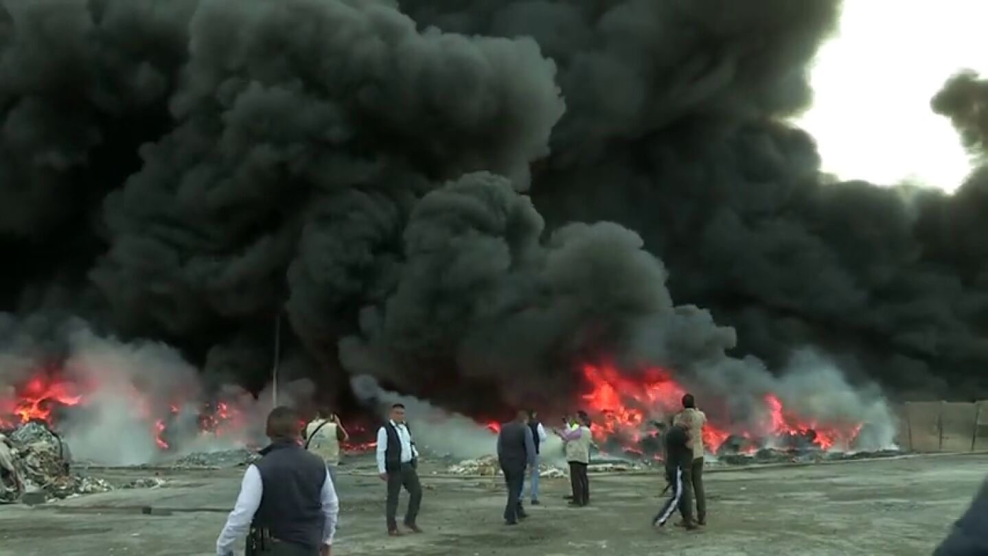 Incendio en una planta de reciclaje en Ciudad Ju&aacute;rez en M&eacute;xico