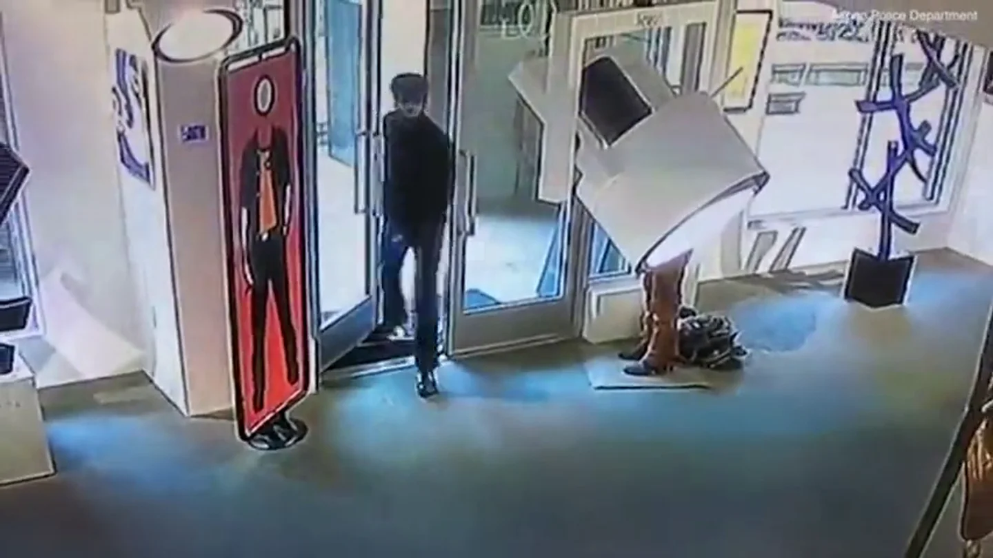 Un hombre recorre 16.000 kilómetros para rajar un cuadro de 2,5 millones de euros con un cuchillo Un hombre recorre 16.000 kilómetros para rajar un cuadro de 2,5 millones de euros con un cuchillo