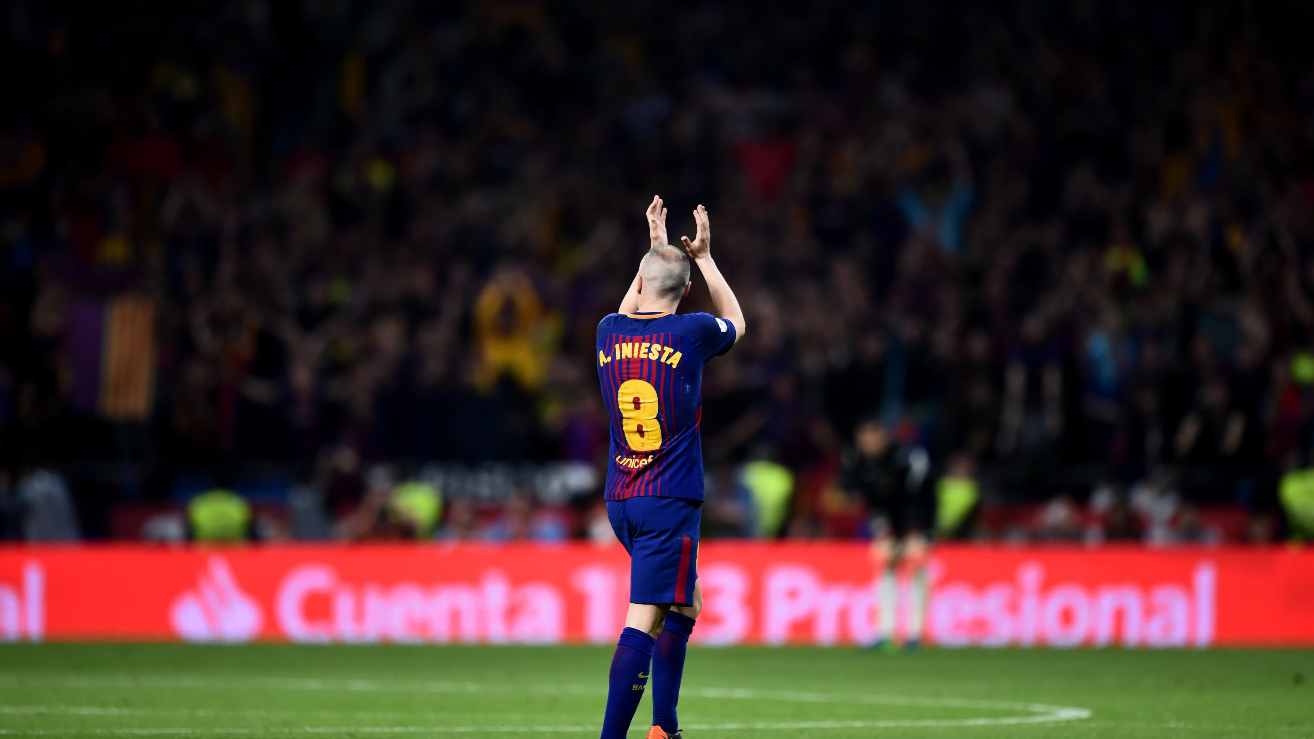 Iniesta se despide durante la final de Copa en el Metropolitano