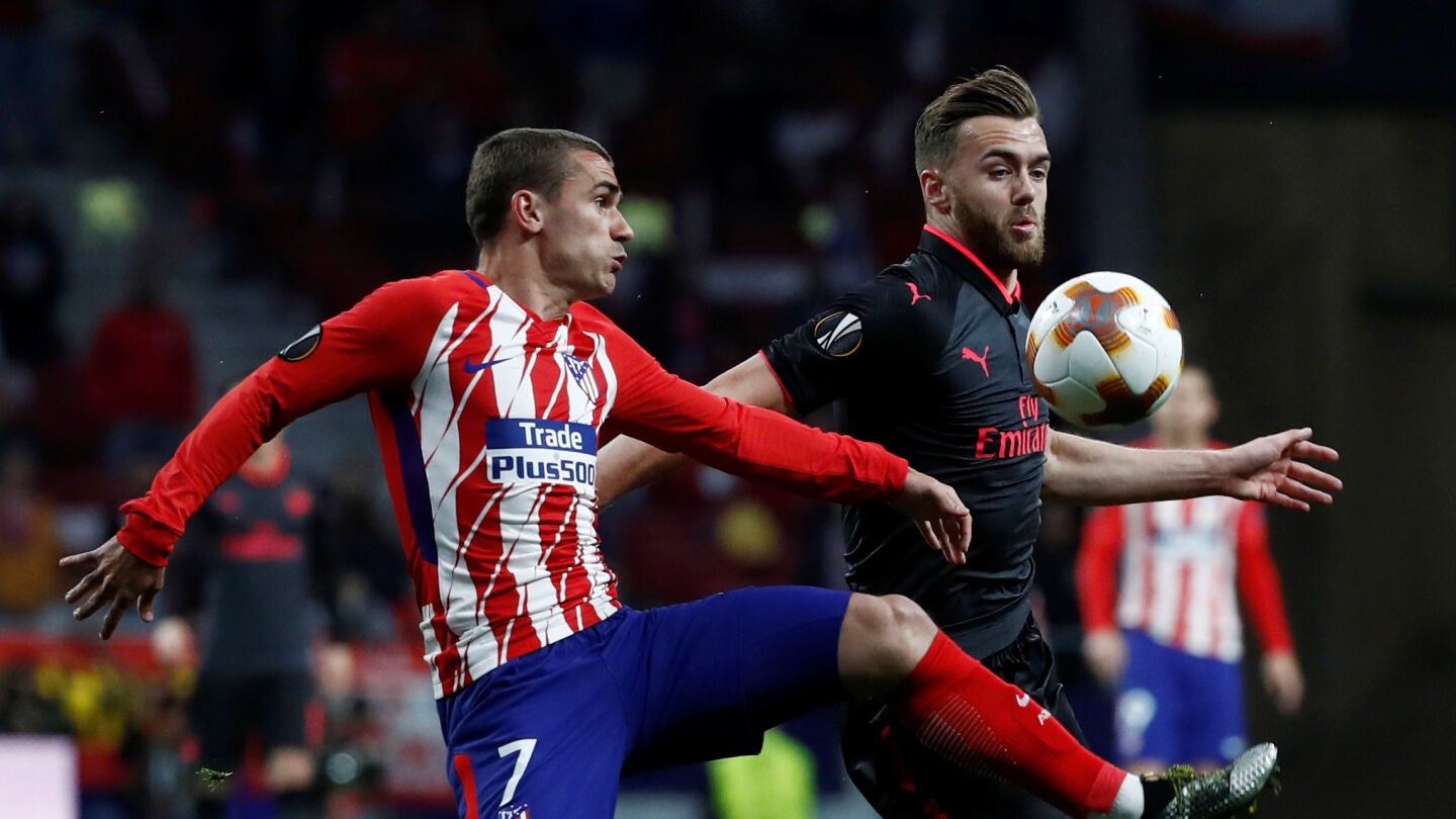Griezmann y Chambers se disputan la posesi&oacute;n del bal&oacute;n