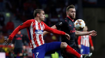 Griezmann y Chambers se disputan la posesión del balón