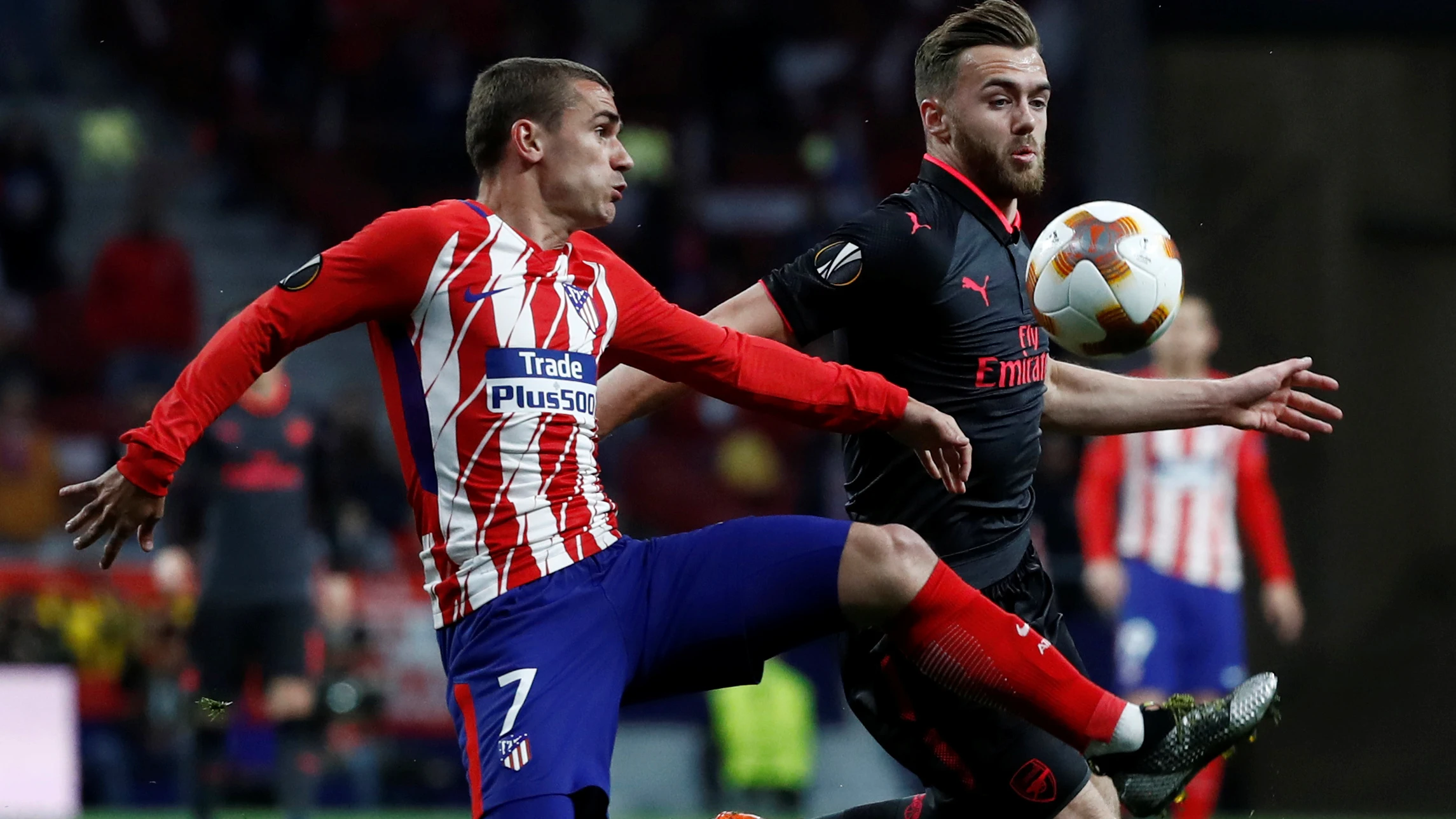 Griezmann y Chambers se disputan la posesión del balón