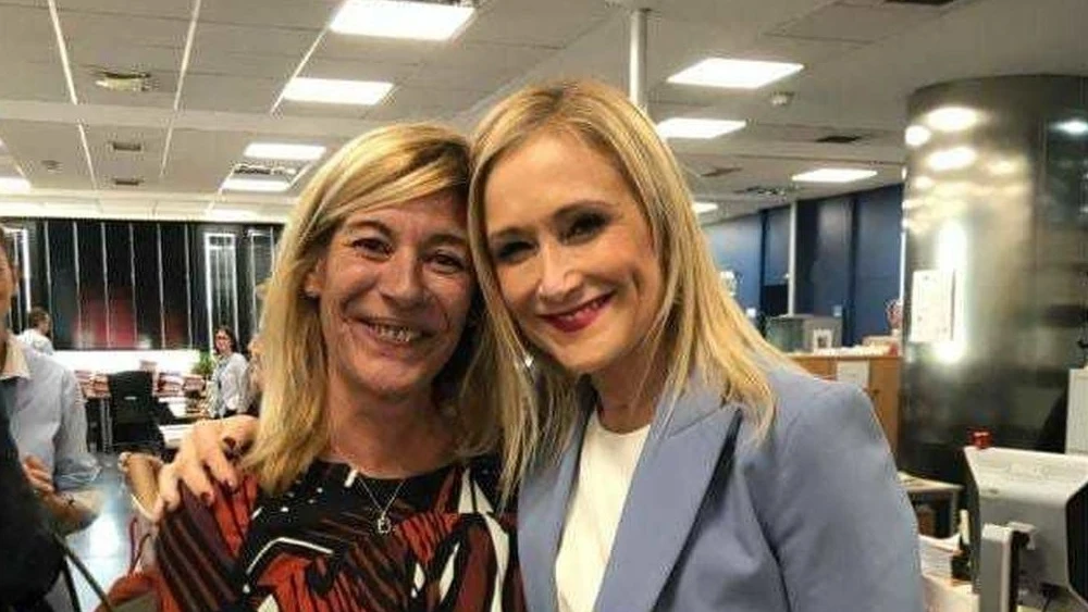 Cristina Cifuentes con la funcionaria Amalia Calonge