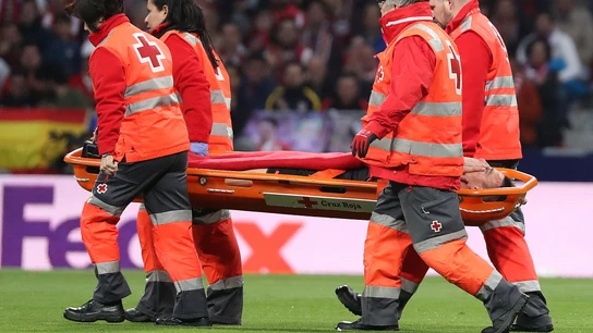 Koscielny se retira en camilla del Metropolitano Koscielny se retira en camilla del Metropolitano