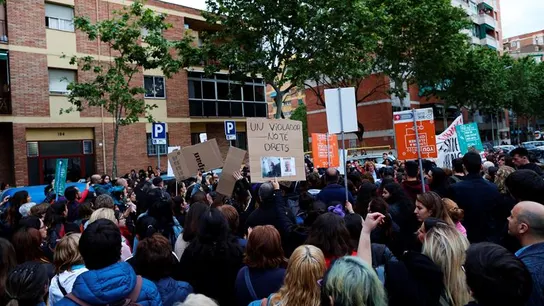 Concentración en las puertas del domicilio del "violador de la verneda" Concentración en las puertas del domicilio del "violador de la verneda"