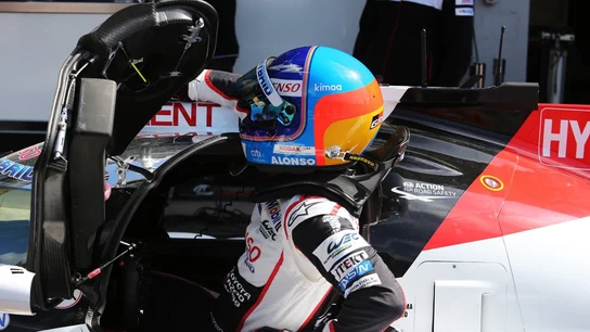 Fernando Alonso, subiéndose al Toyota Fernando Alonso, subiéndose al Toyota
