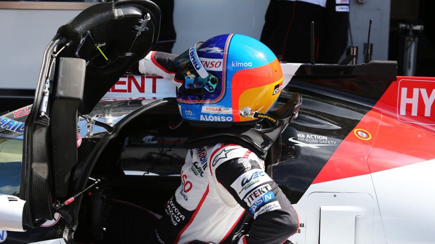 Fernando Alonso, subi&eacute;ndose al Toyota