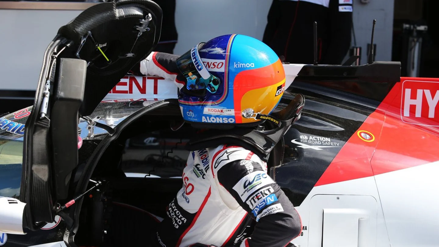 Fernando Alonso, subiéndose al Toyota Fernando Alonso, subiéndose al Toyota
