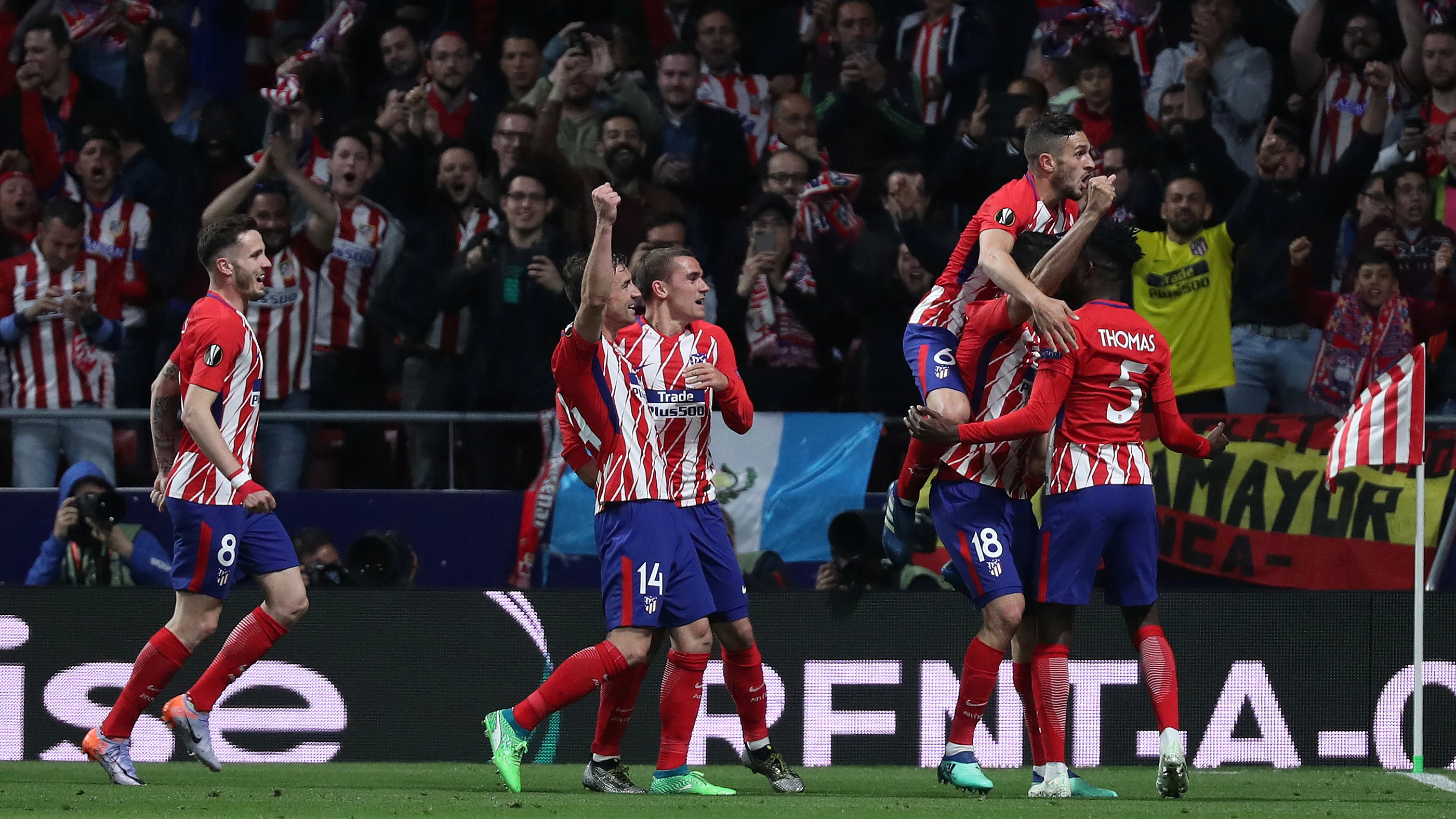 Los jugadores del Atlético de Madrid celebran el gol de Costa contra el Arsenal