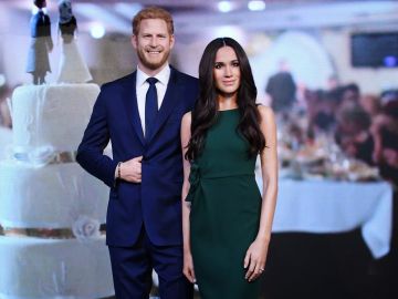 Dos jóvenes observan de cerca la nueva réplica en cera de Meghan Markle (2d), colocada junto a la de su futuro marido, el príncipe Enrique, durante su presentación en el museo de cera de Madame Tussaud de Londres (Archivo) Dos jóvenes observan de cerca la nueva réplica en cera de Meghan Markle (2d), colocada junto a la de su futuro marido, el príncipe Enrique, durante su presentación en el museo de cera de Madame Tussaud de Londres (Archivo)