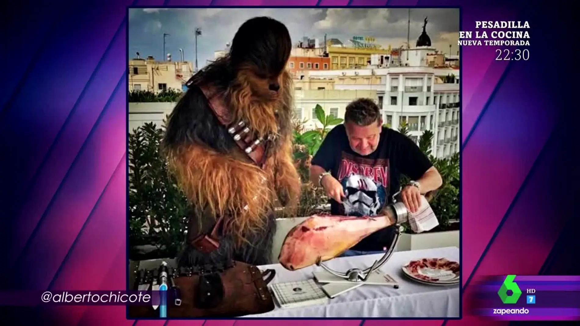 Alberto Chicote cortando jamón con Chewbacca en pleno Madrid