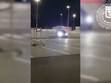 Detienen a un conductor por alardear en las redes sociales de maniobras temerarias en el aparcamiento del Wanda Metropolitano Detienen a un conductor por alardear en las redes sociales de maniobras temerarias en el aparcamiento del Wanda Metropolitano